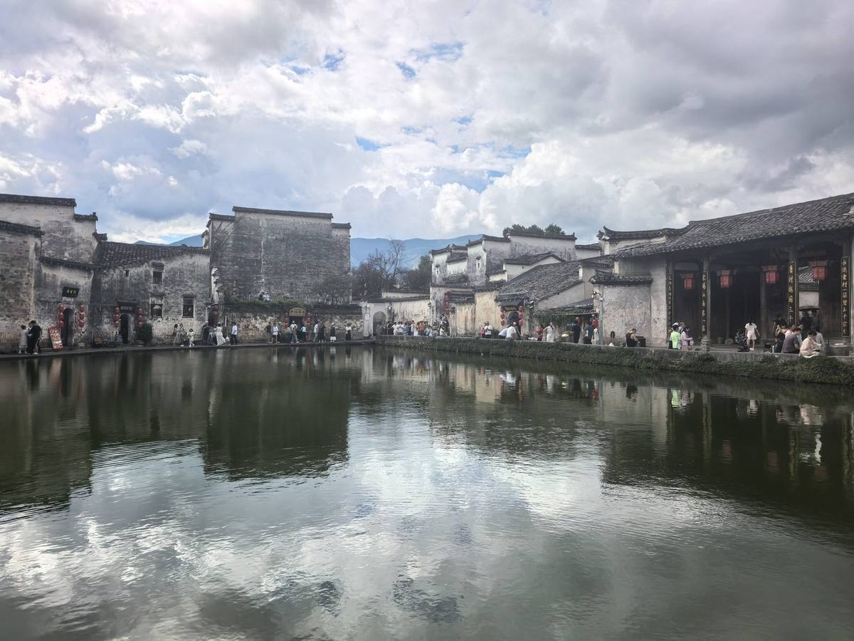 宏村月沼与环水而建的徽派民居