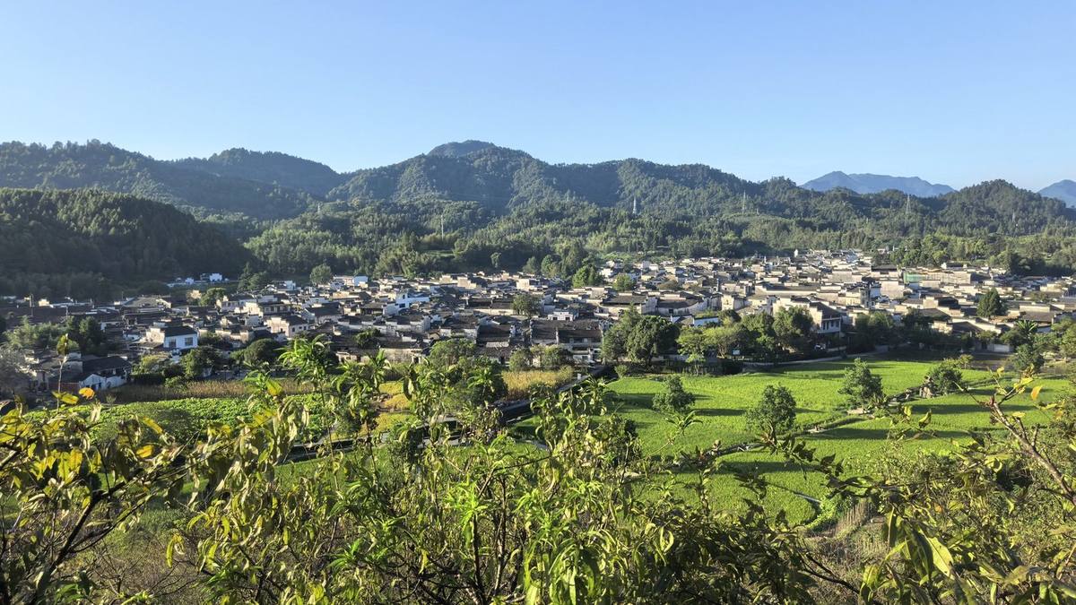 群山环绕下的徽州村落与田野