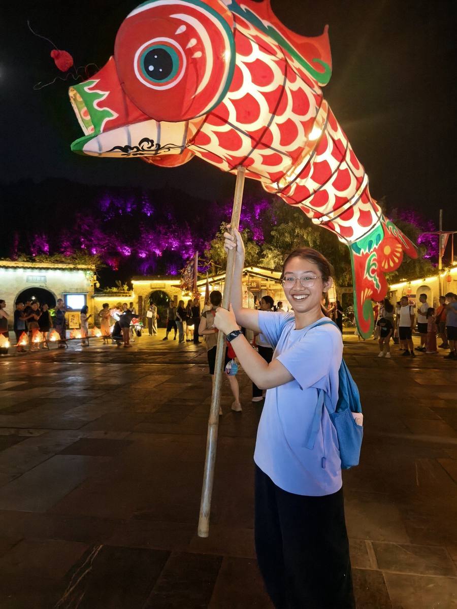 在西递鱼灯巡游中举起鱼灯