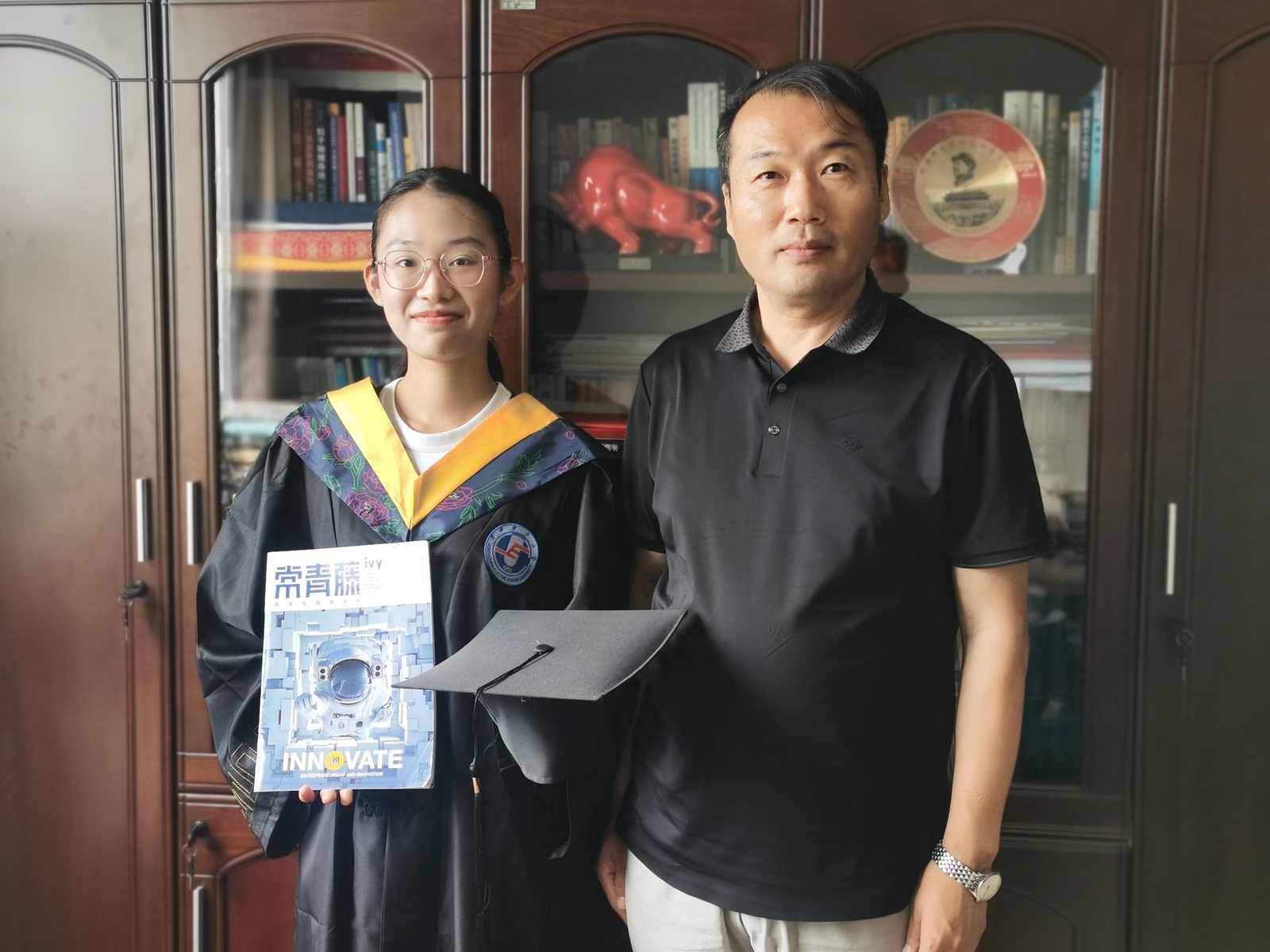赖传睿与常青藤指导老师毕业合影