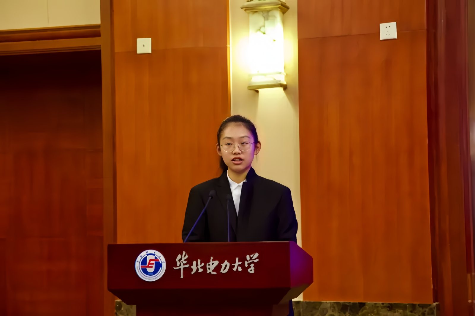 赖传睿作为学生代表发言